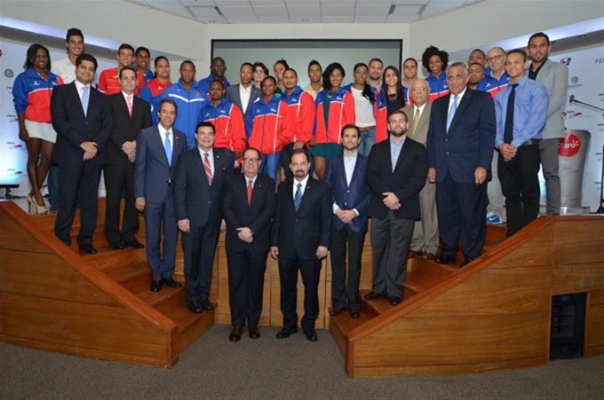 The pool of businessmen poses alongside several medal-winning athletes from the Central American and Caribbean Games of Veracruz, Mexico. Photo credits: External source