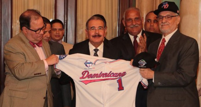 Presidente Danilo Medina entrega la Bandera Nacional al equipo Escogido