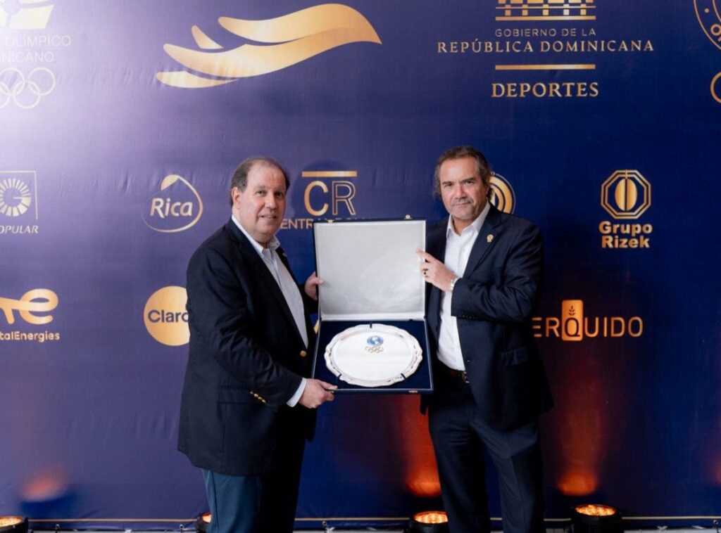 felipe-vicini-Neven Ilic-Panam Sports awards Felipe Vicini for CRESO work in DR sports 2