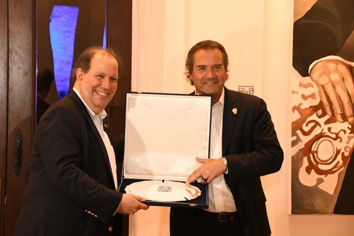 felipe-vicini-Neven Ilic-Panam Sports awards Felipe Vicini for CRESO work in DR sports 3
